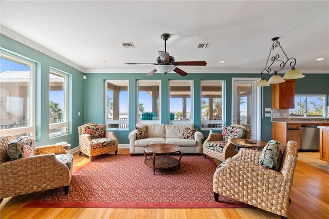 172 Front St, Rockport, TX 78382