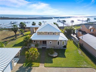 172 Front St, Rockport, TX 78382