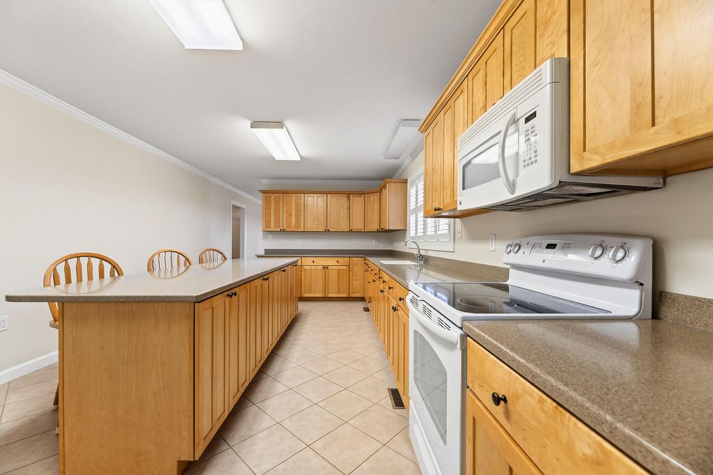 Image 13 of property listing at 993 Pickett Level Road, Elloree, SC 29047