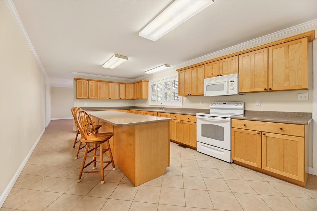 Image 7 of property listing at 993 Pickett Level Road, Elloree, SC 29047