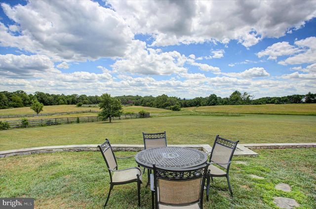 1430 LONGS RD, Carlisle, PA 17013