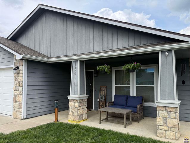 7012 SW Wheatfield LN, Topeka, KS 66619