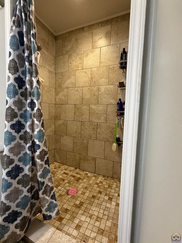 7012 SW Wheatfield LN, Topeka, KS 66619
