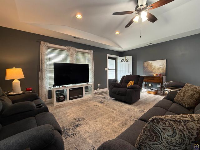 7012 SW Wheatfield LN, Topeka, KS 66619