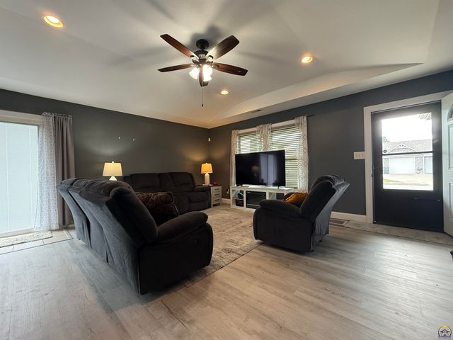 7012 SW Wheatfield LN, Topeka, KS 66619