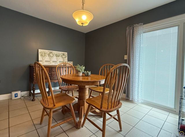 7012 SW Wheatfield LN, Topeka, KS 66619