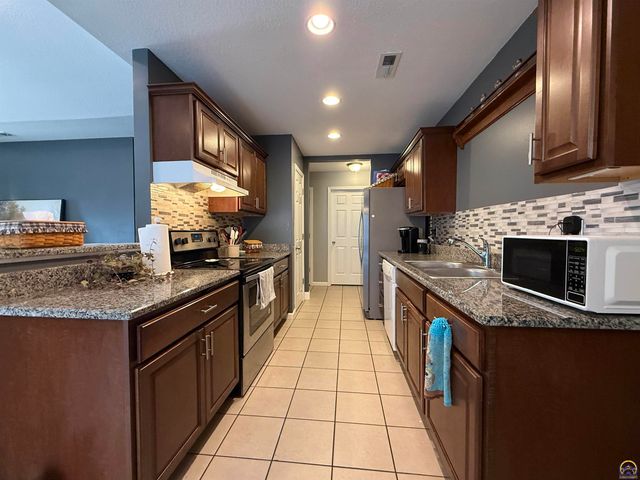 7012 SW Wheatfield LN, Topeka, KS 66619