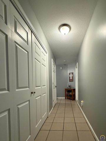 7012 SW Wheatfield LN, Topeka, KS 66619