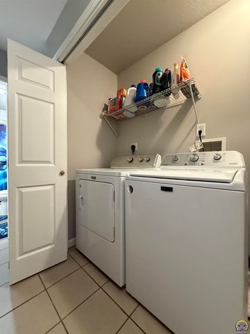 7012 SW Wheatfield LN, Topeka, KS 66619