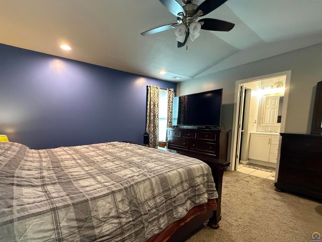 7012 SW Wheatfield LN, Topeka, KS 66619