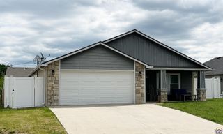 7012 SW Wheatfield LN, Topeka, KS 66619