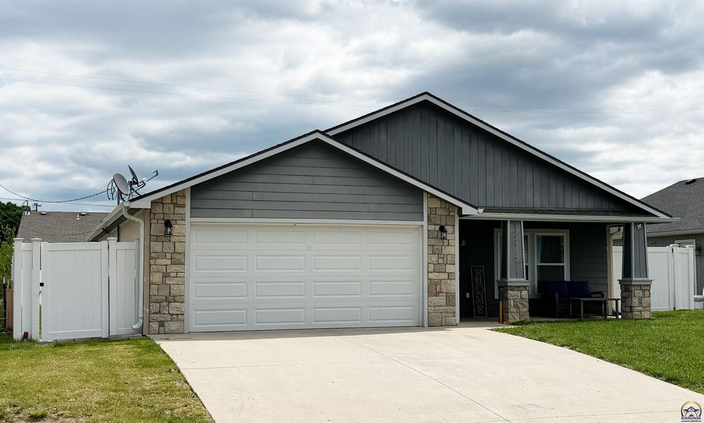 7012 SW Wheatfield LN, Topeka, KS 66619
