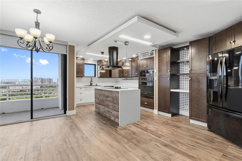 Image 5 of property listing at 3300 NE 192nd St LP06, Aventura, FL 33180