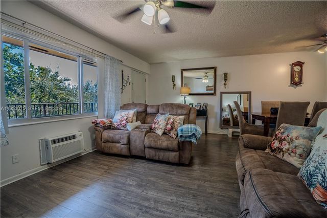 251 SW 134th Way 302M, Pembroke Pines, FL 33027