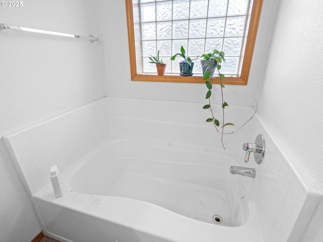 1623 Ne LEEWOOD Ave, Keizer, OR 97303