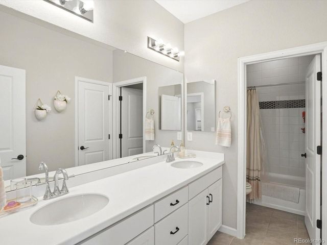 7064 S Vandriver Ct, Aurora, CO 80016