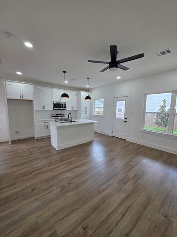 1407 Odd Fellow St A, Conroe, TX 77301