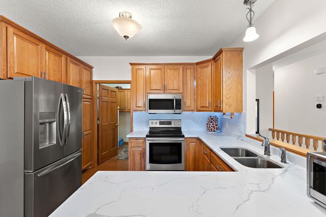 20059 Homestead Court, Lakeville, MN 55044