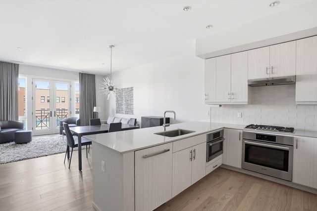 10 Shipyard Dr 303, Hingham, MA 02043