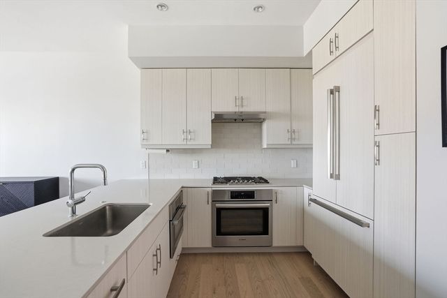 10 Shipyard Dr 303, Hingham, MA 02043