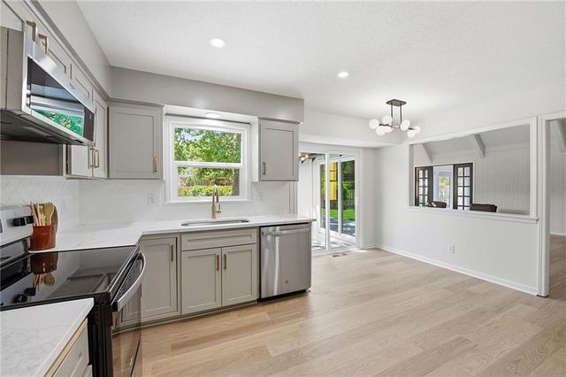 9100 Dearborn Street, Overland Park, KS 66207