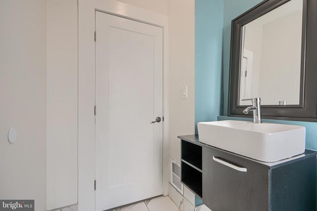 20 N CLINTON ST, Baltimore, MD 21224