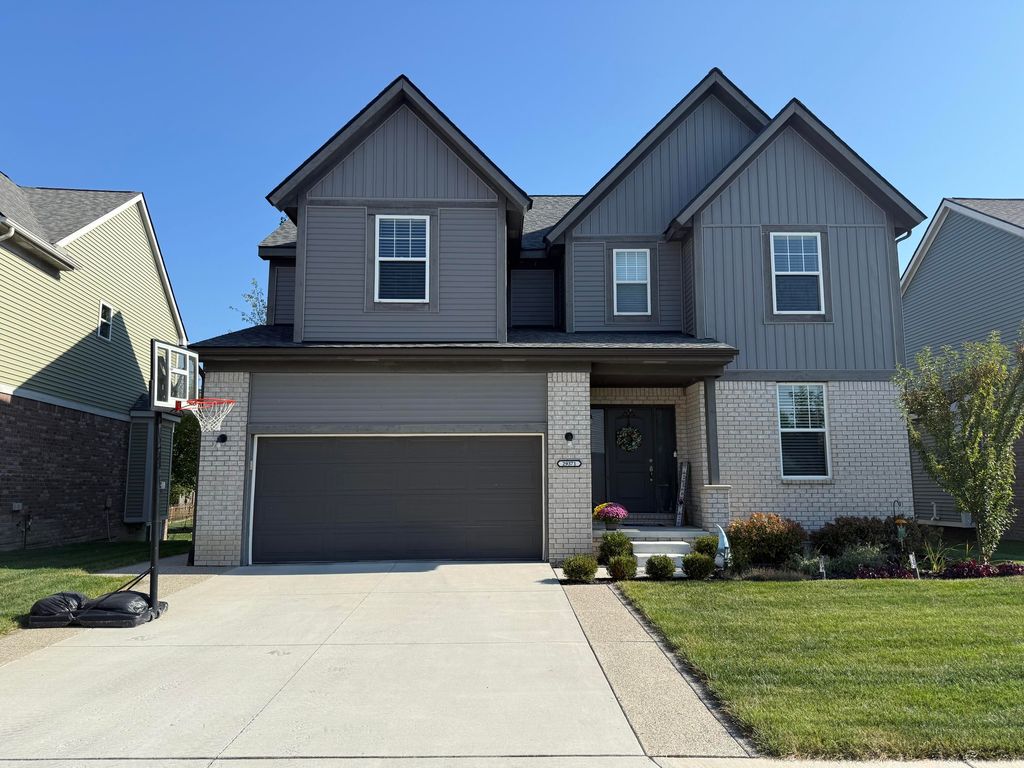 29371 Bayside Circle N, Chesterfield Twp, MI 48047
