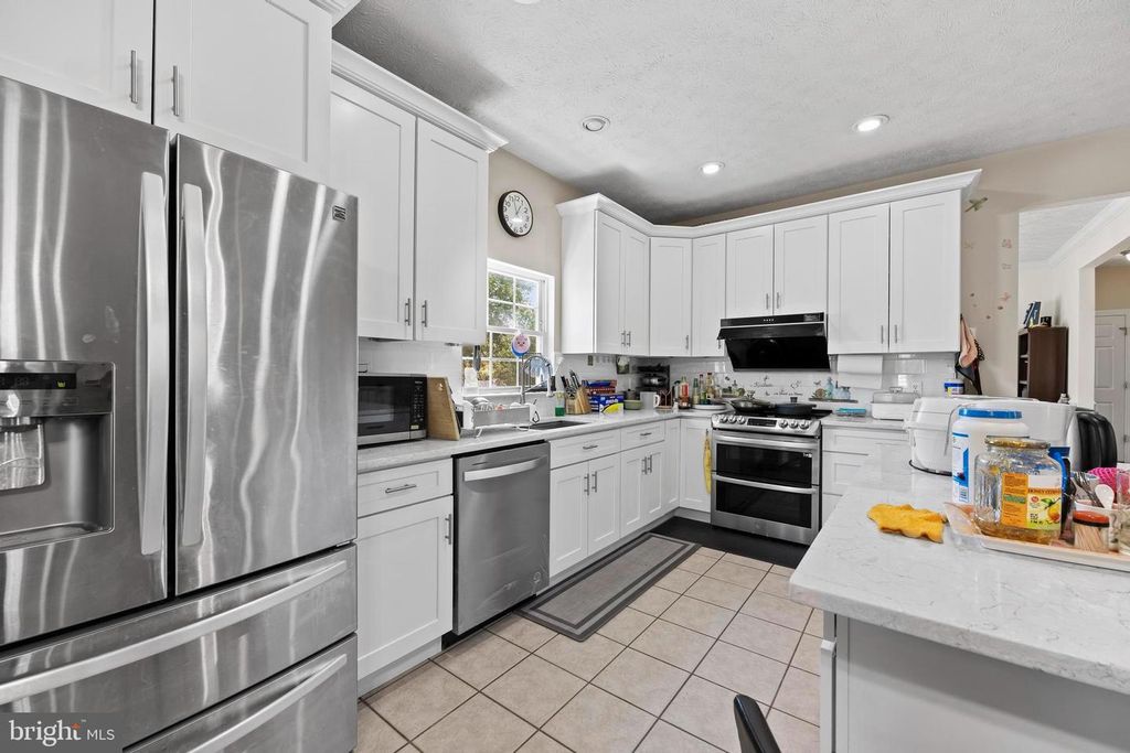 Image 10 of property listing at 380 SOUTH DR, Severna Park, MD 21146