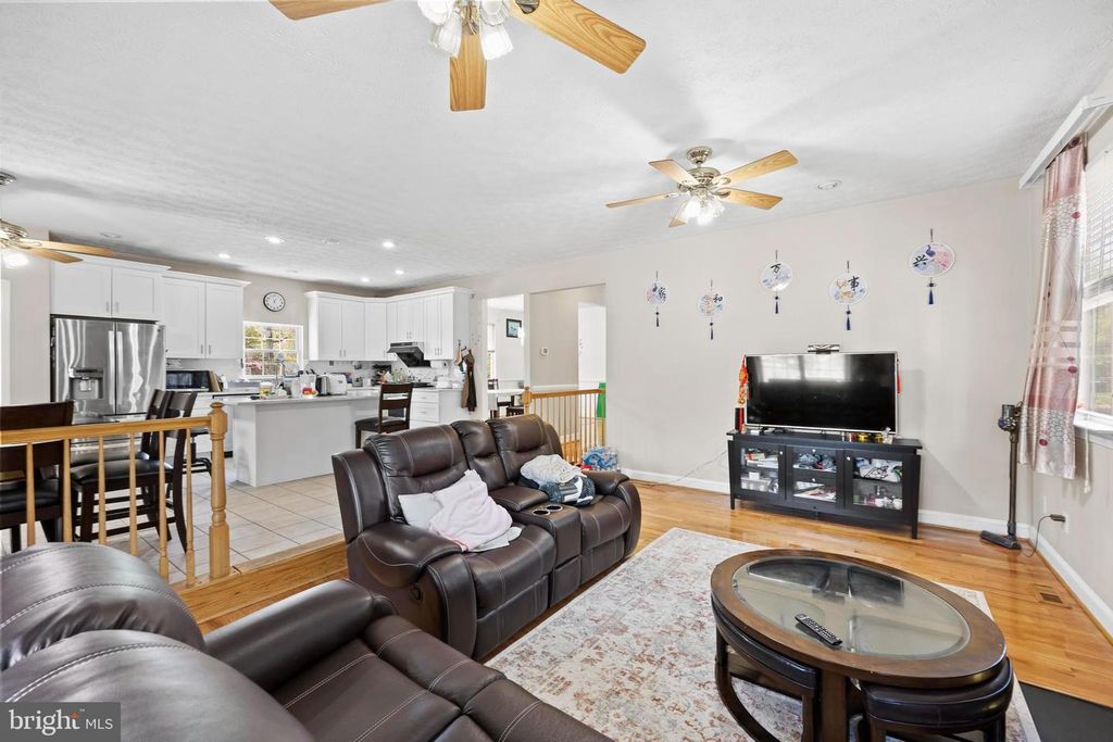Image 14 of property listing at 380 SOUTH DR, Severna Park, MD 21146