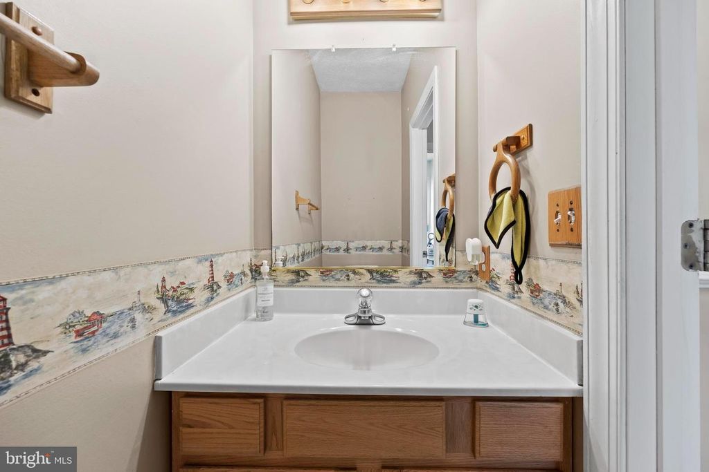 Image 16 of property listing at 380 SOUTH DR, Severna Park, MD 21146