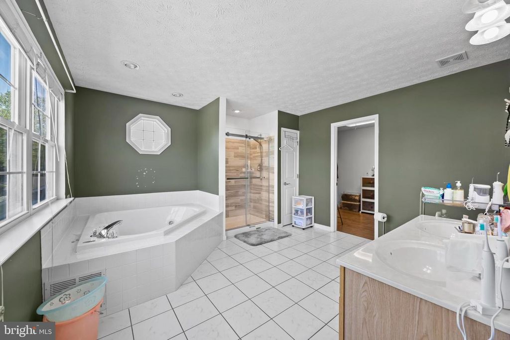 Image 23 of property listing at 380 SOUTH DR, Severna Park, MD 21146