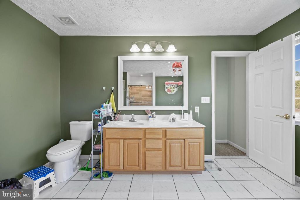 Image 25 of property listing at 380 SOUTH DR, Severna Park, MD 21146