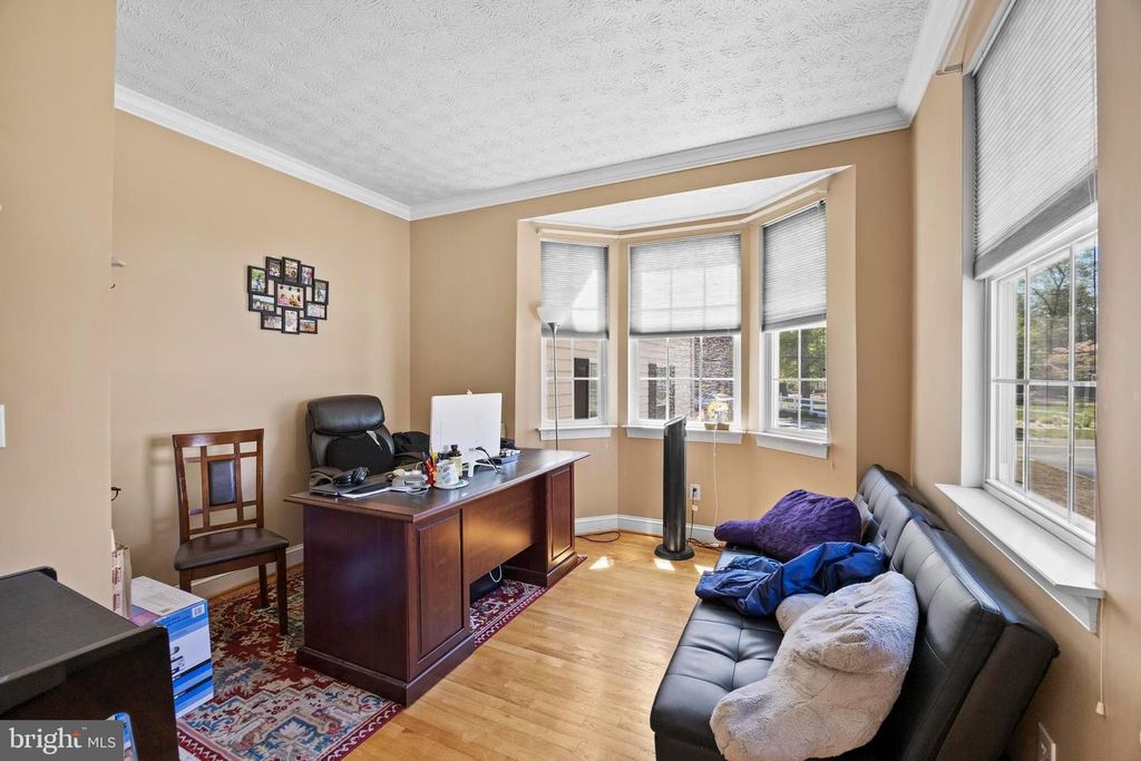 Image 4 of property listing at 380 SOUTH DR, Severna Park, MD 21146