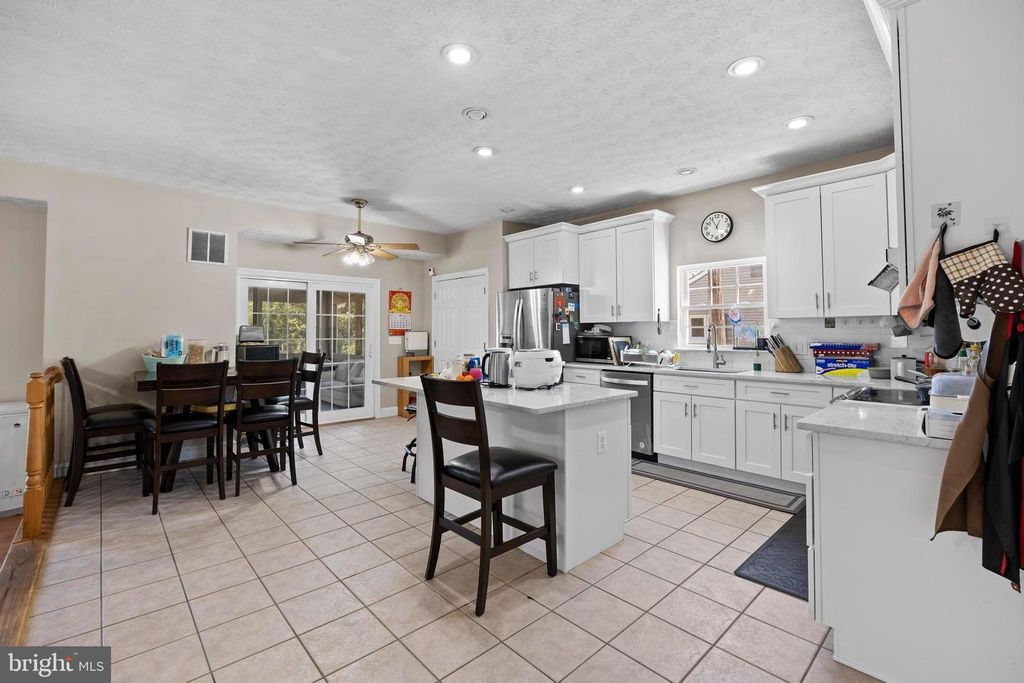 Image 8 of property listing at 380 SOUTH DR, Severna Park, MD 21146