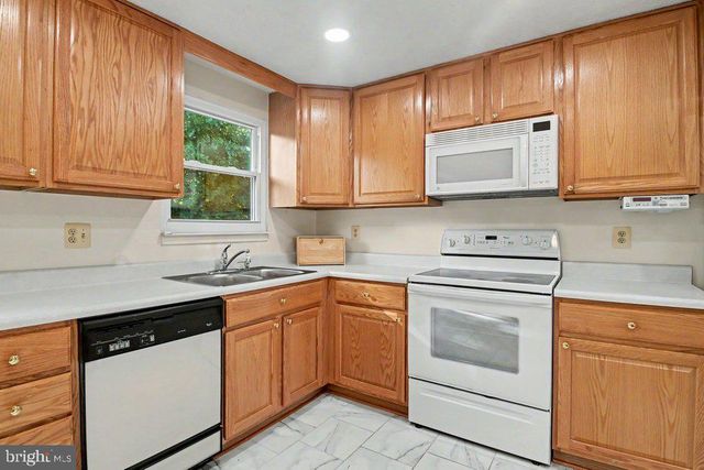 8805 GOLDEN TREE LN, Baltimore, MD 21221