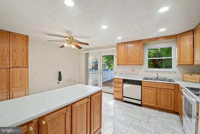 8805 GOLDEN TREE LN, Baltimore, MD 21221