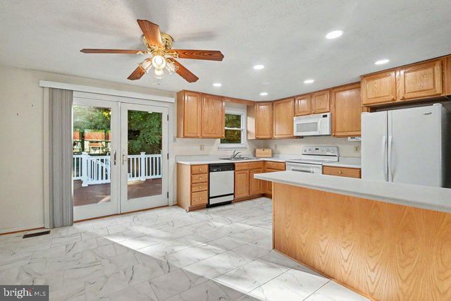 8805 GOLDEN TREE LN, Baltimore, MD 21221