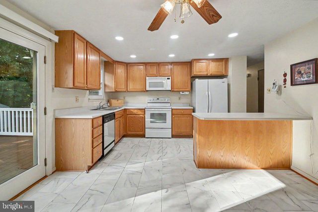 8805 GOLDEN TREE LN, Baltimore, MD 21221