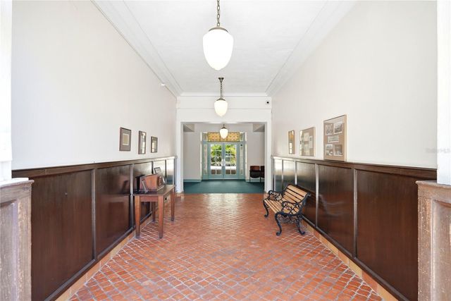 701 MIRROR LAKE DRIVE N 202, St Petersburg, FL 33701
