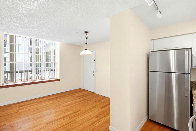 701 MIRROR LAKE DRIVE N 202, St Petersburg, FL 33701