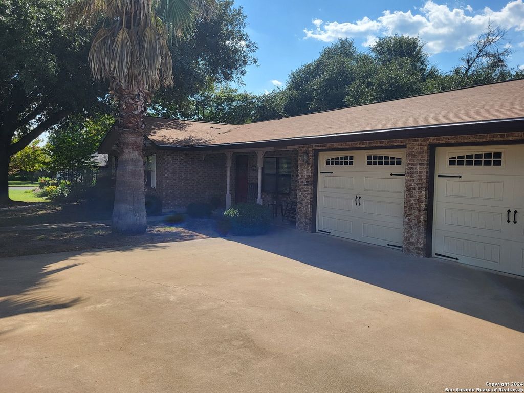 1004 avenue c, Fredericksburg, TX 78624