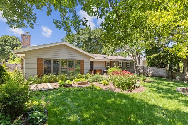 750 Crestwood DRIVE, Waukesha, WI 53188