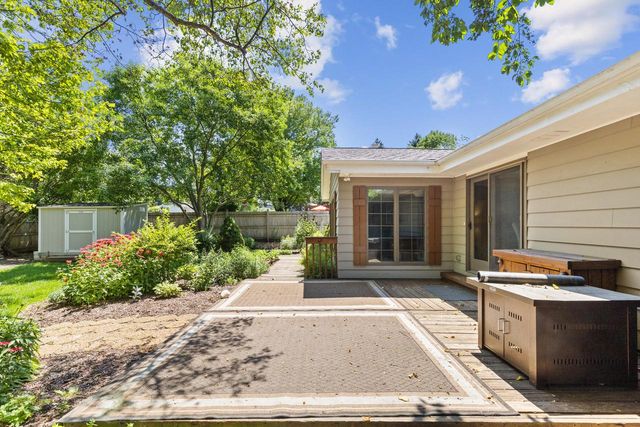 750 Crestwood DRIVE, Waukesha, WI 53188