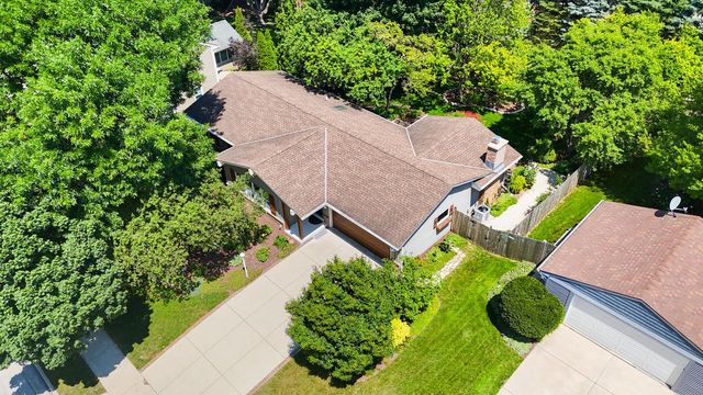 750 Crestwood DRIVE, Waukesha, WI 53188
