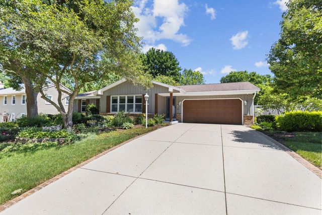 750 Crestwood DRIVE, Waukesha, WI 53188