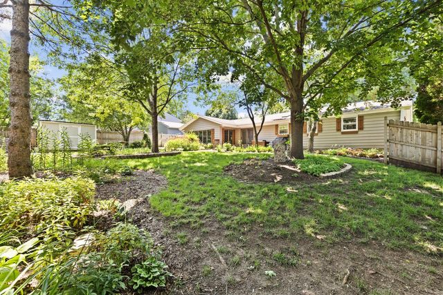 750 Crestwood DRIVE, Waukesha, WI 53188