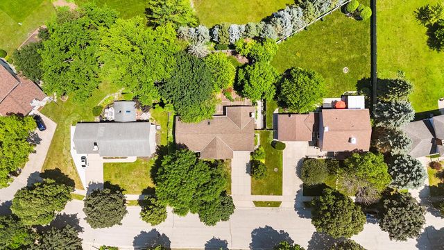 750 Crestwood DRIVE, Waukesha, WI 53188