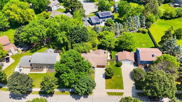750 Crestwood DRIVE, Waukesha, WI 53188
