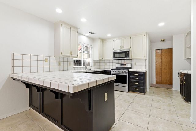 1126 N Crenshaw Street, Visalia, CA 93291