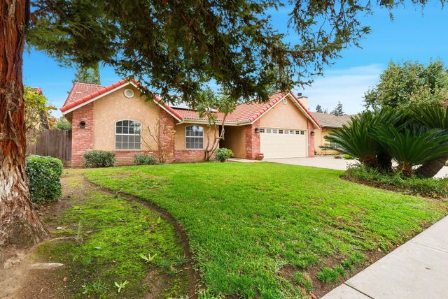 1126 N Crenshaw Street, Visalia, CA 93291